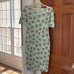 Woman’s lularoe dress